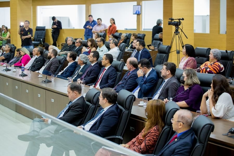 Deputado Alan Queiroz presta homenagem a conselheiro do TCE e centenário do professor Vitor Hugo - News Rondônia