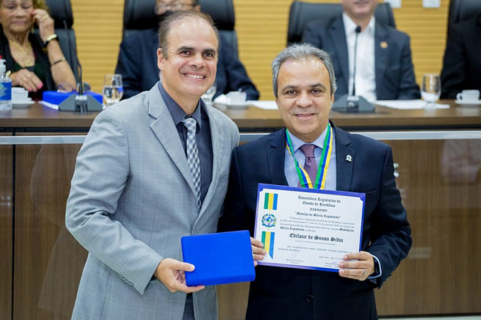 Deputado Alan Queiroz presta homenagem a conselheiro do TCE e centenário do professor Vitor Hugo - News Rondônia