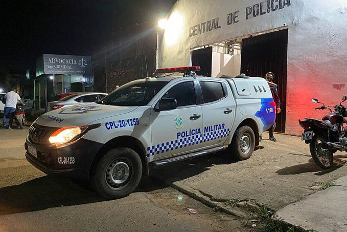 REFÉNS: Bandidos encapuzados invadem residência e deixam casal amarrado durante roubo em Porto Velho - News Rondônia