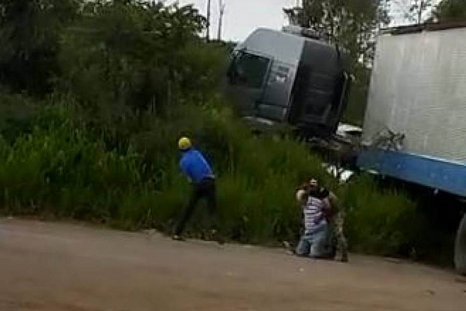 Acusado de furar bloqueio, caminhoneiro diz ter sido perseguido, leva pedrada e é socorrido por Bombeiros - News Rondônia