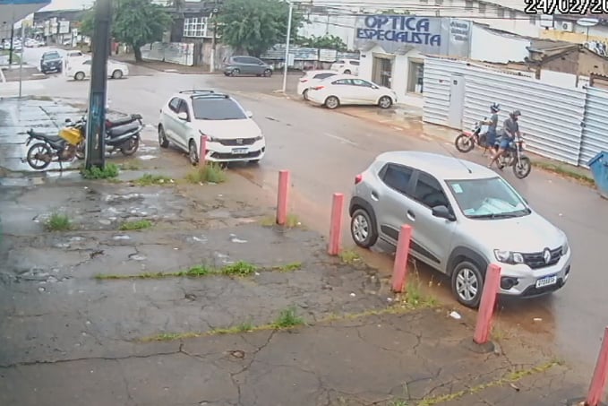 VEJA VÍDEO: Ladrões são filmados furtando moto em frente a construção no centro da capital - News Rondônia