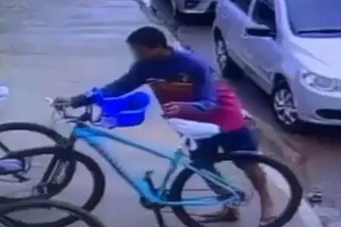 Câmera de segurança flagra homem furtando bicicleta em Vilhena - News Rondônia