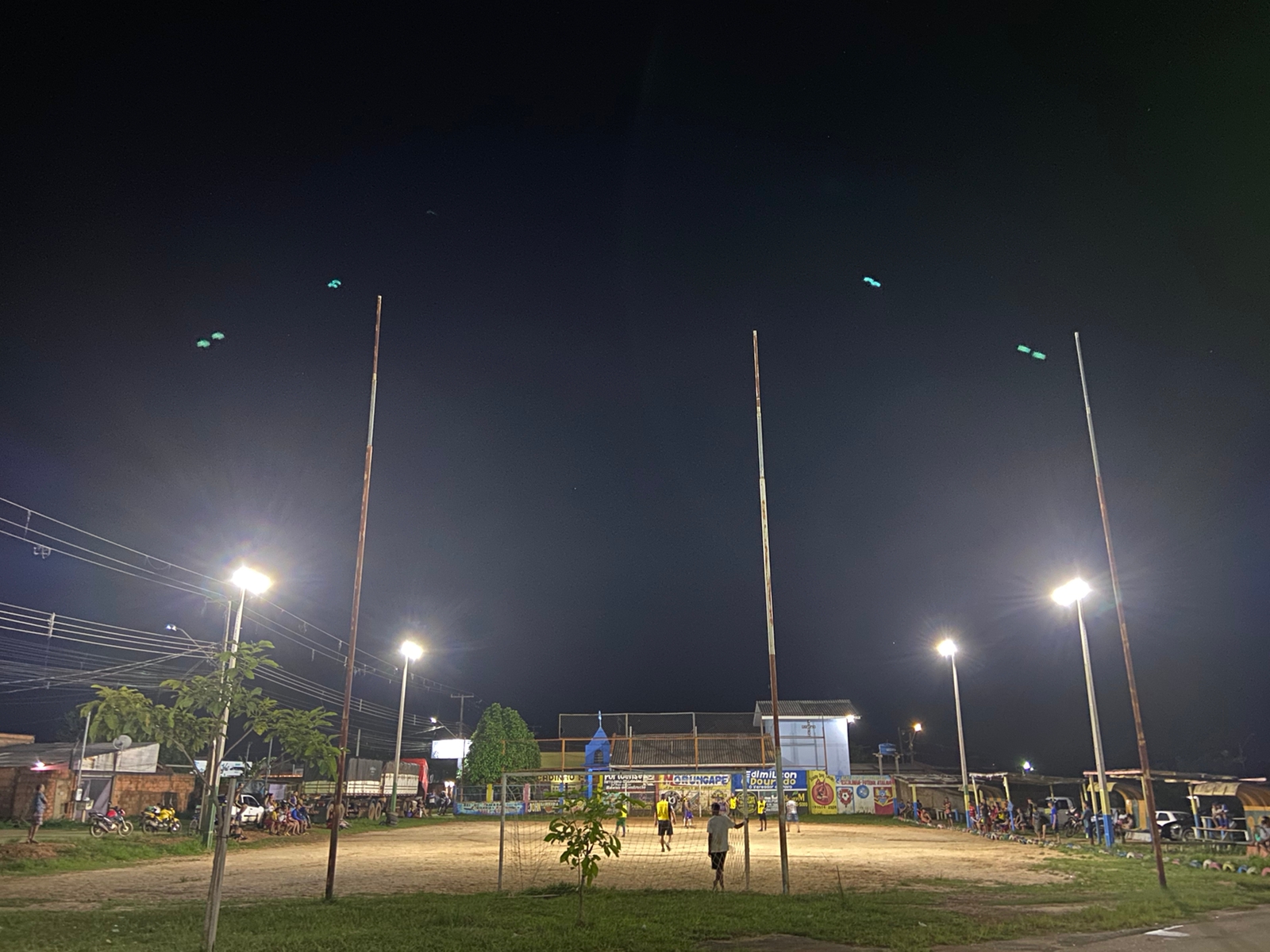 Emdur realiza o serviço de implantação de LED em campo no Bairro Aeroclube a pedido do vereador Edimilson Dourado - News Rondônia