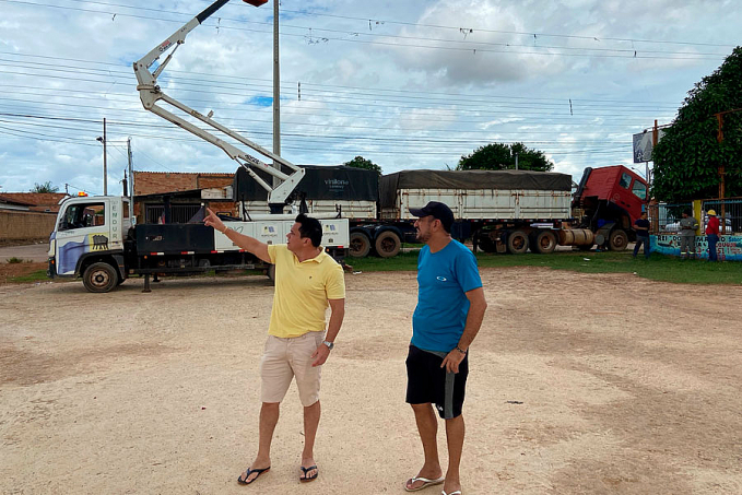 Emdur realiza o serviço de implantação de LED em campo no Bairro Aeroclube a pedido do vereador Edimilson Dourado - News Rondônia