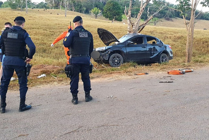 JARU: Condutor de Corolla fica preso em ferragens ao colidir em arvore na entrada do Jardim Europa - News Rondônia
