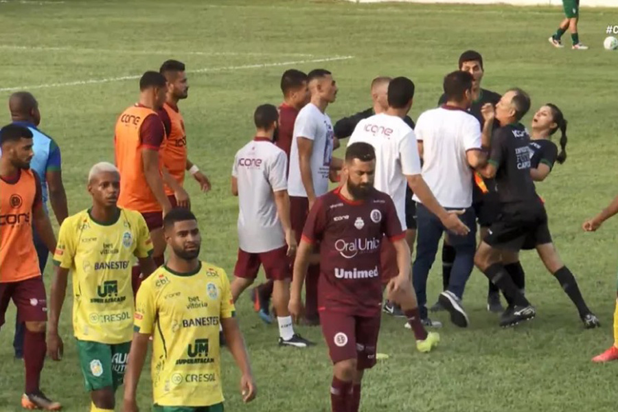 Técnico da Desportiva dá cabeçada na assistente Marcielly Netto e é expulso - News Rondônia