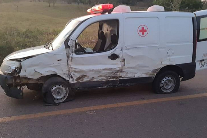 Com quatro pacientes a bordo e vindo para Vilhena, ambulância de Corumbiara é atingida por Hilux em Colorado - News Rondônia