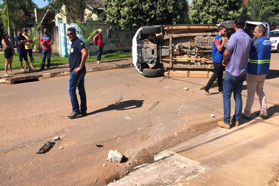 Jaru: Acidente na rua Tapajós envolvendo um veículo da prefeitura e um carro de passeio - News Rondônia