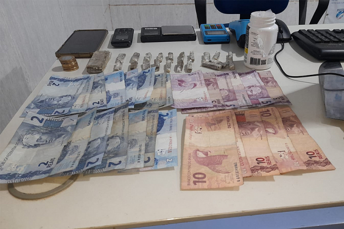 DOIS IRMÃOS: Dupla é presa vendendo drogas em distribuidora na zona sul - News Rondônia