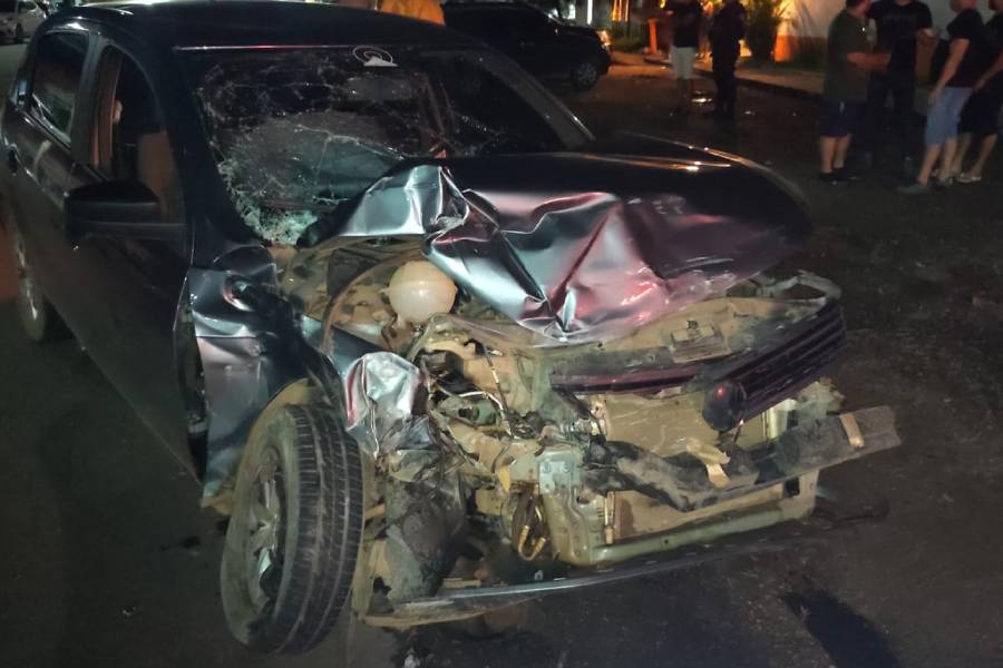 Hilux invade preferencial e causa acidente com capotamento no centro - News Rondônia