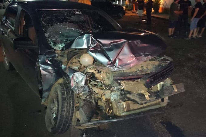 Hilux invade preferencial e causa acidente com capotamento no centro - News Rondônia