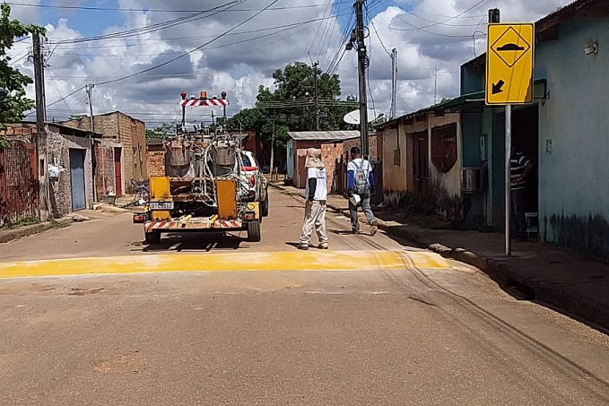 A pedido do vereador Márcio Pacele, a Semtran implantou lombadas é sinalização vertical na rua Laranjeiras, bairro Castanheira - News Rondônia
