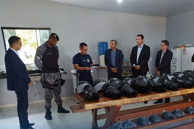 Deputado Estadual Alex Silva realiza entrega de materiais para o 2º Batalhão de Polícia Militar de Ji-Paraná - News Rondônia