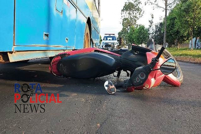 Sem freios, ônibus escolar que presta serviços a prefeitura de Vilhena atropela duas motos e grávida sofre ferimentos - News Rondônia