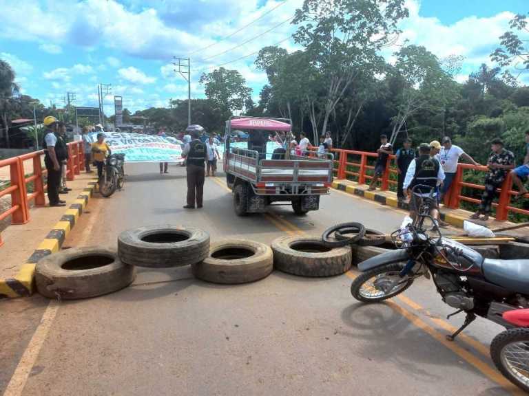 Na fronteira do Peru com o Acre, manifestantes bloqueiam ponte na rodovia Interoceânica e incendeiam pedágio - News Rondônia