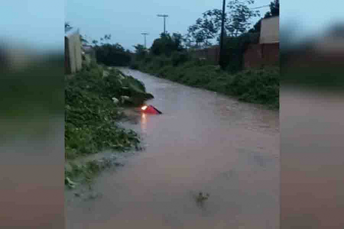 Três adultos e duas crianças são salvas após carro cair dentro de córrego em Porto Velho - News Rondônia