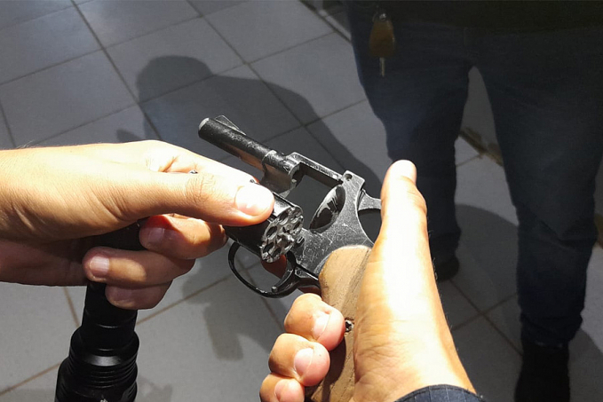 Dupla entra em panificadora para fugir de abordagem e é flagrada armada - News Rondônia