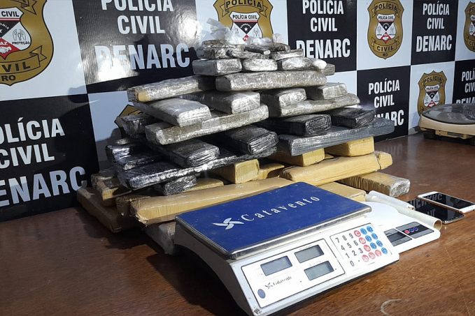 URGENTE: Foragida da justiça é presa com 40kg em residência na zona norte - News Rondônia