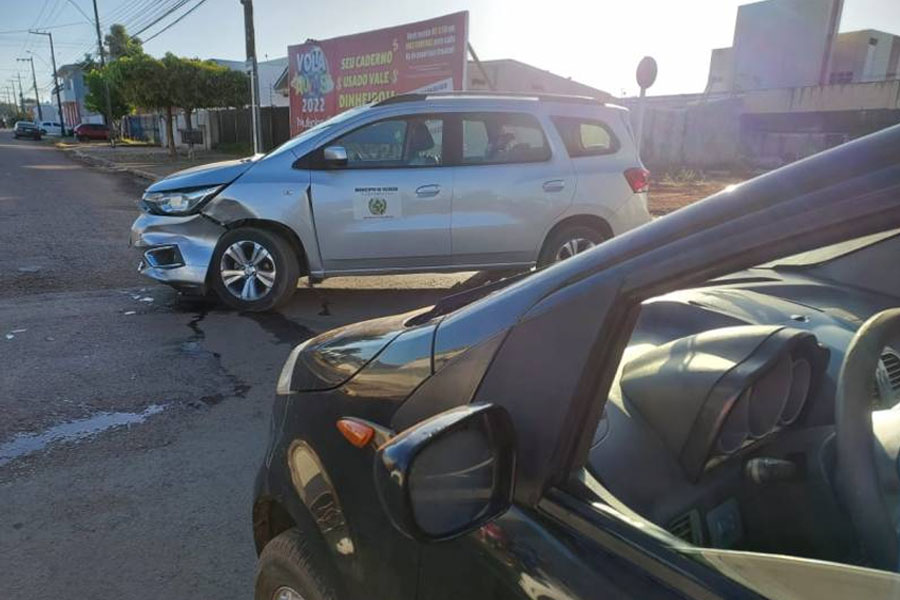 Instantes após deixar crianças de abrigo em escola, carro da prefeitura de Vilhena se envolve em acidente - News Rondônia