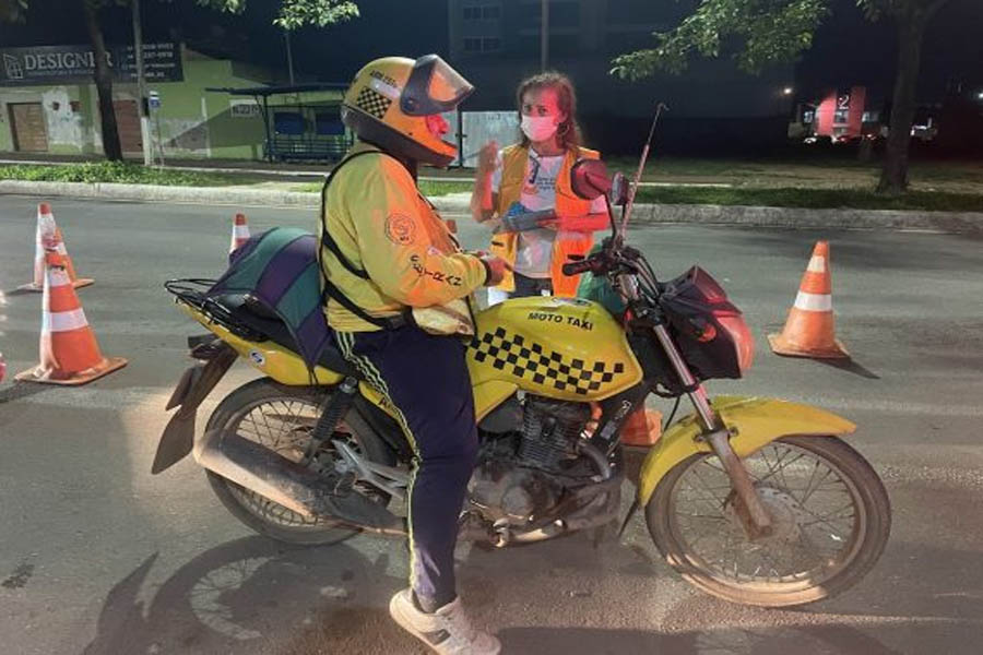 Motociclitas recebem atenção especial em blitz educativa do Detran em Porto Velho - News Rondônia