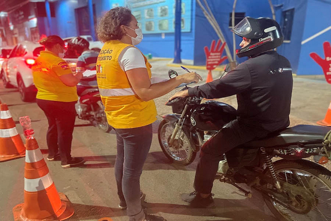 Motociclitas recebem atenção especial em blitz educativa do Detran em Porto Velho - News Rondônia