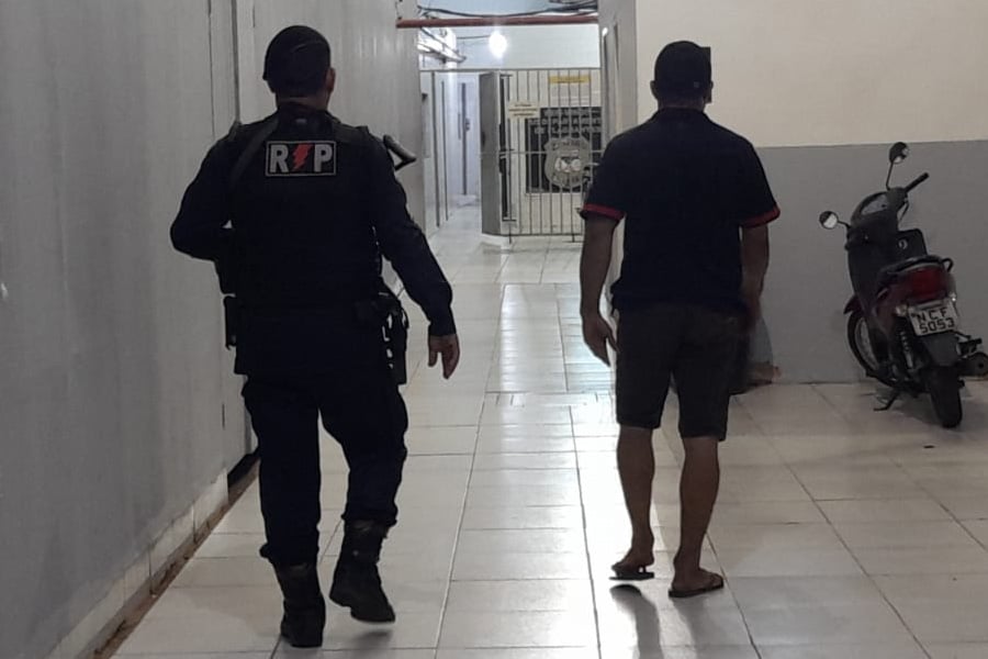 Sargento Ralciclei recebe denúncia e prende motorista de Uno com revólver na zona leste - News Rondônia