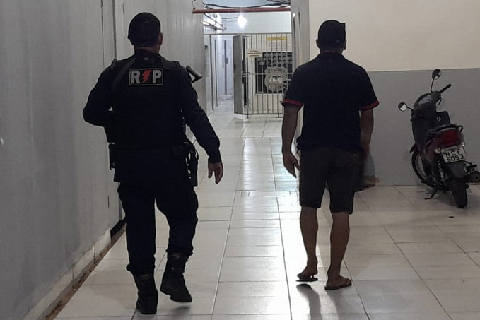 Sargento Ralciclei recebe denúncia e prende motorista de Uno com revólver na zona leste - News Rondônia