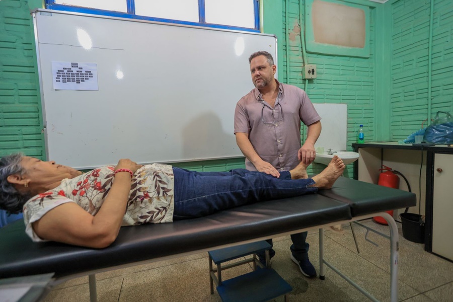 Médico ortopedista faz atendimento voluntário, em reconhecimento ao trabalho dos garis municipais - News Rondônia