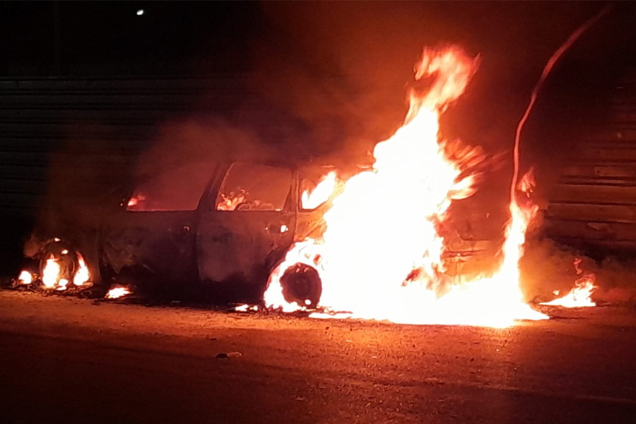 Câmera de segurança registra carro sendo destruído por incêndio na zona leste - News Rondônia