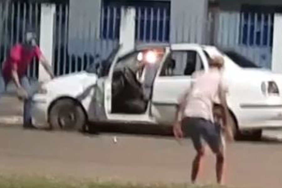 Motorista com sinais de embriaguez tem ataque de fúria e destrói carro ao saber que veículo seria removido para Ciretran em Cerejeiras - News Rondônia