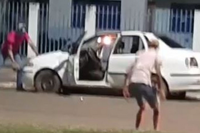 Motorista com sinais de embriaguez tem ataque de fúria e destrói carro ao saber que veículo seria removido para Ciretran em Cerejeiras - News Rondônia
