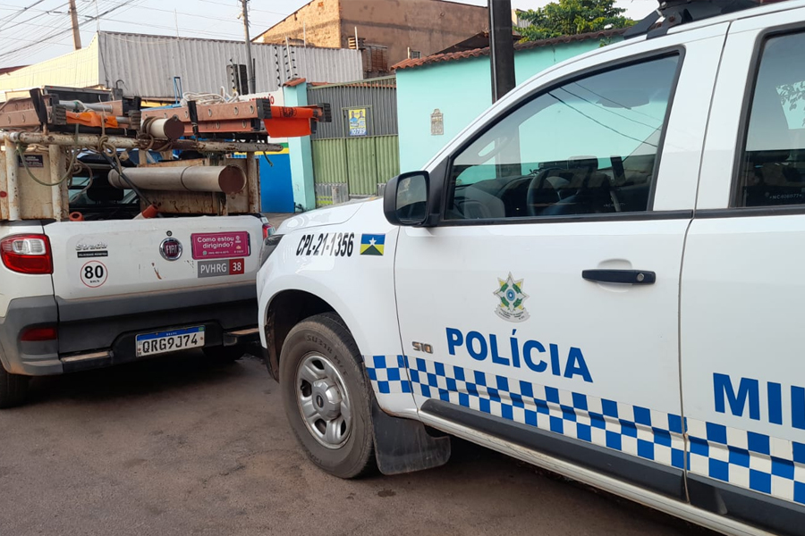 ATUALIZADA: Mulher é presa após ameaçar funcionários da Energisa com revólver durante corte - News Rondônia