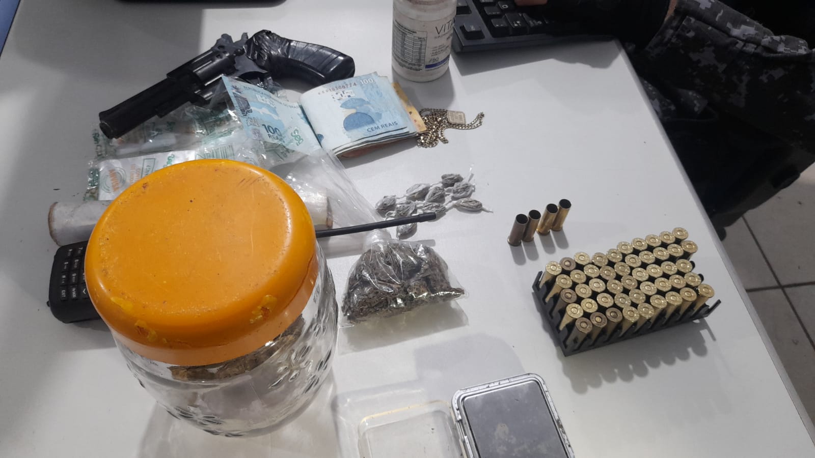 CASA CAIU: Homem é preso ao ser flagrado com drogas, munições e arma falsa em residência - News Rondônia