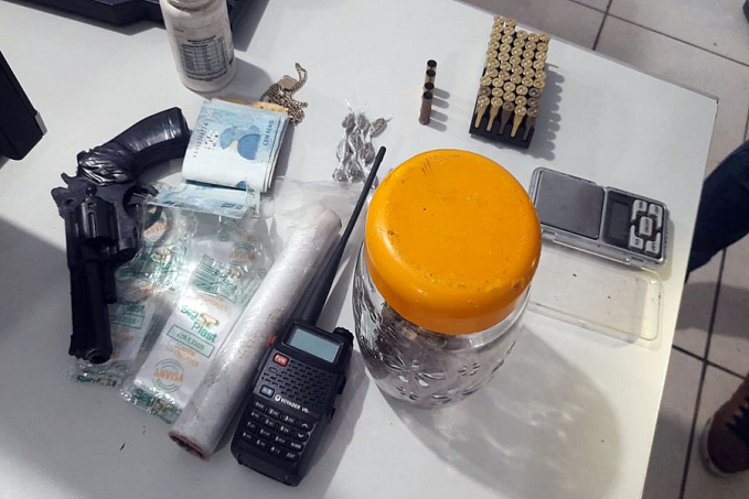 CASA CAIU: Homem é preso ao ser flagrado com drogas, munições e arma falsa em residência - News Rondônia