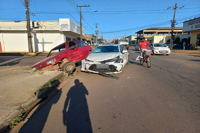 ATRAVESSOU PREFERENCIAL - Após colisão, veículo cai dentro de bueiro em Porto Velho - News Rondônia