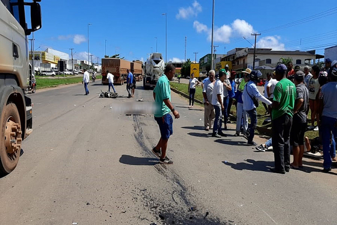 Jaru - Caminhão de concreto passa por cima de uma motocicleta na BR 364 e quase ceifa a vida de uma jovem - News Rondônia
