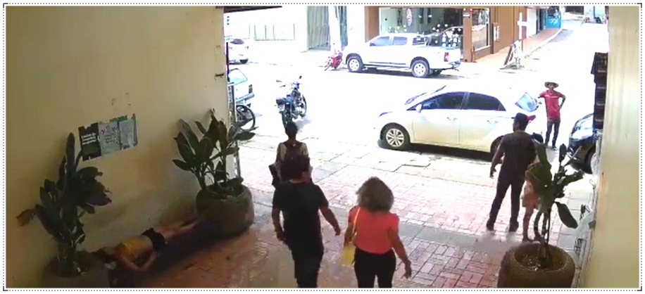 Idoso usa terçado para atacar uma transexual; cena foi flagrada em pleno centro turístico de Rio Branco - News Rondônia