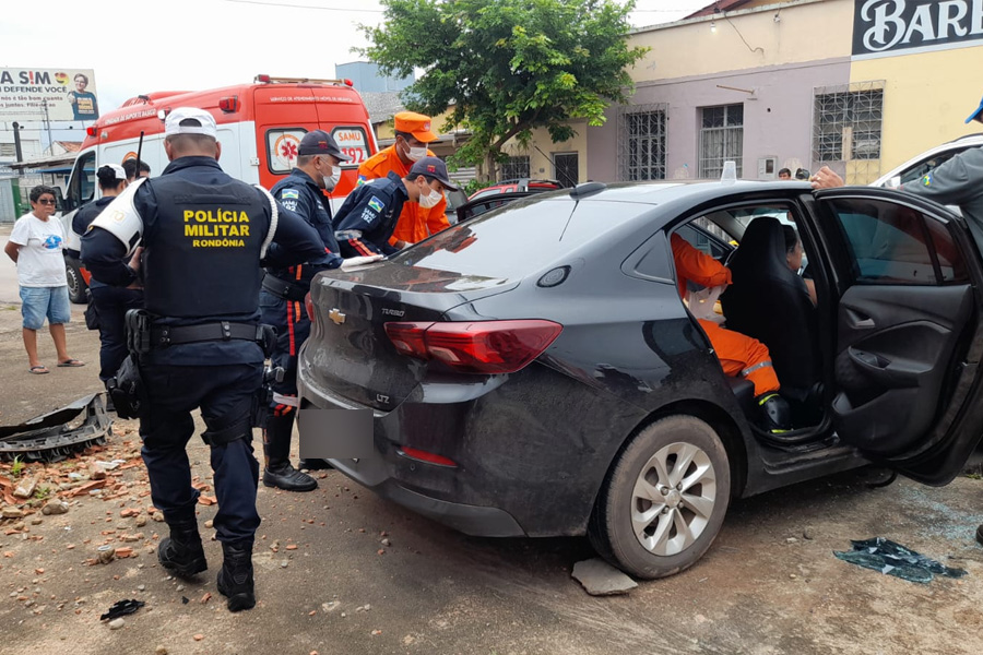 URGENTE: Acidente envolvendo viatura da PM deixa ferido no centro - News Rondônia