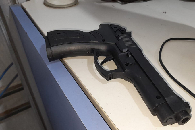 Jovem é preso com arma falsa após tentativa de roubo em lanchonete - News Rondônia