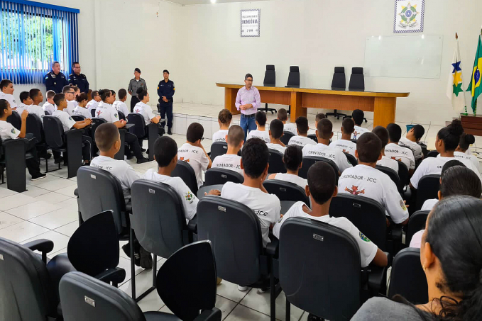 JI-PARANÁ  Alunos da Policia Militar Mirim e Juiz do Trabalho visitam a sede do 2º BPM - News Rondônia