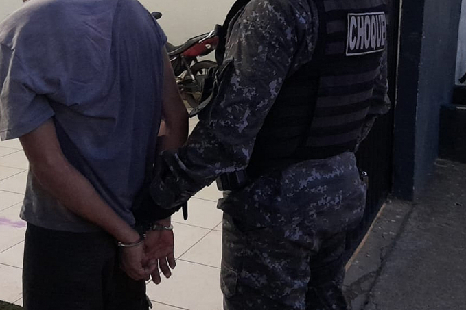Homem é surrado pela população após usar faca para fazer assalto - News Rondônia