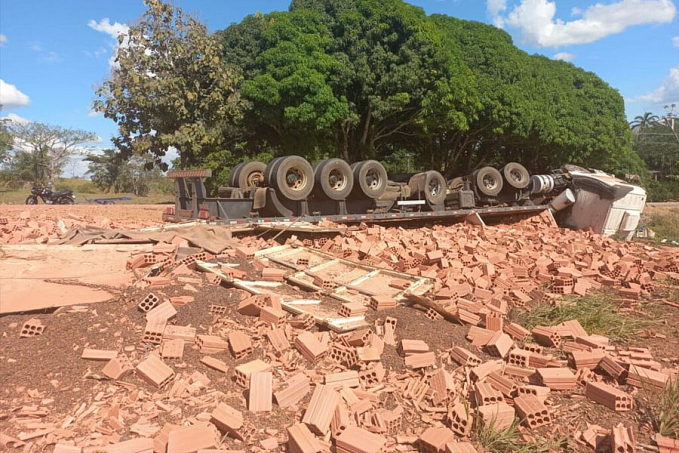 Carreta carregada de tijolos tomba na curva da entrada da linha 138 em Nova Brasilândia do Oeste - News Rondônia