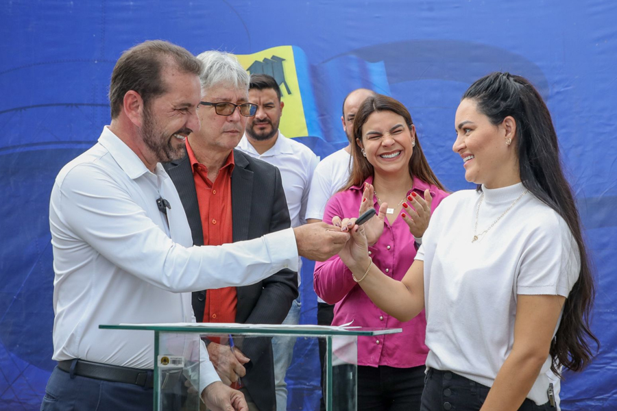 Prefeito Hildon Chaves entrega três veículos para entidades de assistência social - News Rondônia