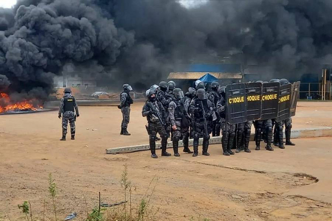 Usando bomba e tiros, PRF e Choque desbloqueiam BR-364 - News Rondônia