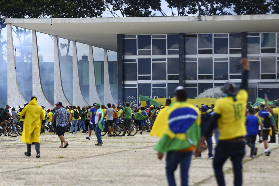 Imagens inéditas de câmeras de segurança mostram invasão do STF - News Rondônia