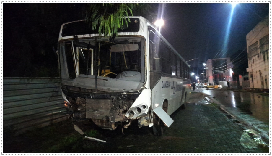 Acidente entre ônibus e carro deixa duas vítimas presas às ferragens no centro de Porto Velho - News Rondônia