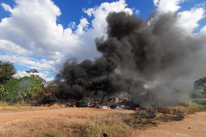 FOGO: Incêndio atinge área de antiga fábrica de asfalto no bairro Nacional e assusta moradores - News Rondônia