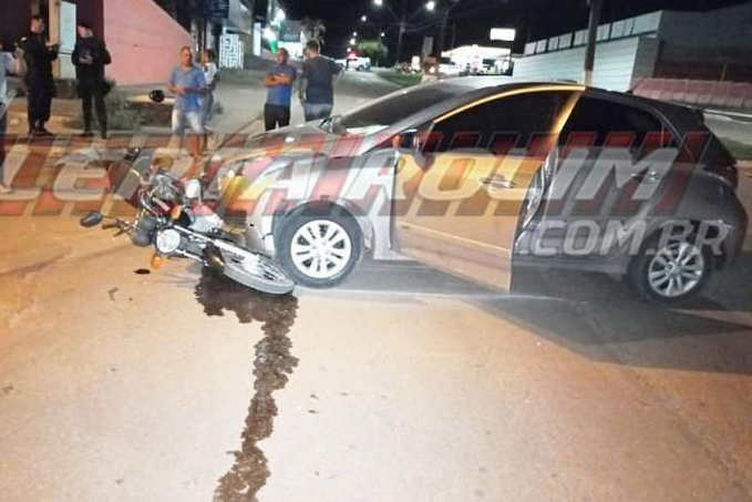 Condutor e passageiro ficaram feridos ao terem moto atingida por carro no Centro de Rolim de Moura - News Rondônia