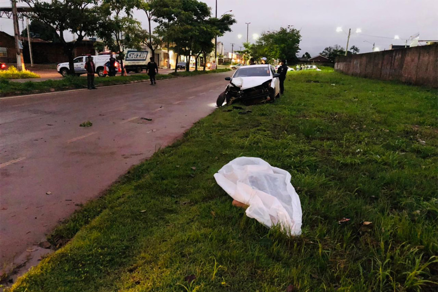 Motorista perde controle da direção de carro, derruba árvore e jovem é encontrado morto - News Rondônia
