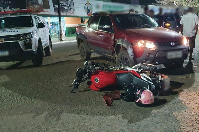 Condutor de Fiat Strada cruza avenida Dom Pedro e atinge motociclista, em Jaru - News Rondônia